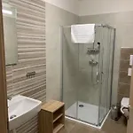 Hotel Manetin מלון *